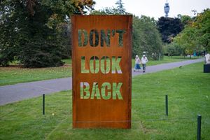 Tim Etchells, _Don’t Look Back_ (2022). Courtesy VITRINE Gallery. Frieze Sculpture, The Regent's Park, London (14 September–13 November 2022). Courtesy Frieze.